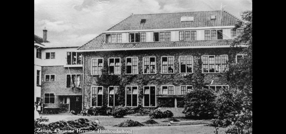 Foto (1960) van de Christine Hermine School, Steenbeekstraat 7, Zetten. Gerda den Hartog sliep op de bovenste etage van dit gebouw.