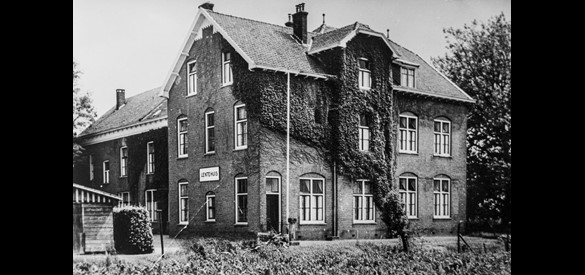 Foto van het Lentehuis, Zetten. Gerda den Hartog woonde in het Lentehuis tijdens de drie-jarige vooropleiding. (1)