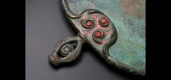 De handel van bronzen spiegel versierd met Keltische motieven uit de late ijzertijd of vroeg-Romeinse tijd, gevonden in Nijmegen-West.