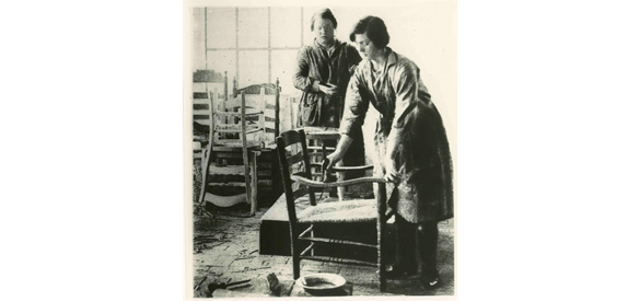 Foto, voorstellende meubel industrie, lakken van stoelen, Culemborg, circa 1900.