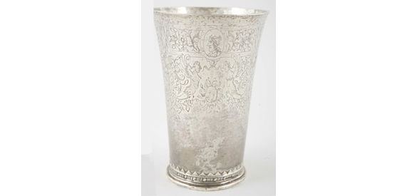 Gildebeker van zilver, op ronde voet, met rijke graveringen, Schipluidengilde te Elburg, door Alger Mensa, 1724.