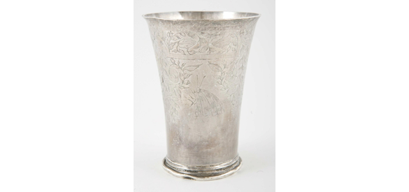 Gildebeker van zilver, op ronde voet, met rijke graveringen, Schipluidengilde te Elburg, gemaakt door Alger Mensa, 1724.