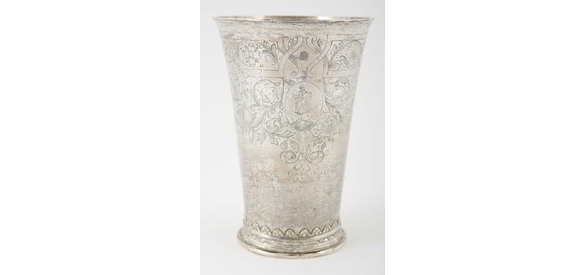 Gildebeker van zilver, op ronde voet, met rijke graveringen, Schipluidengilde te Elburg, vervaardigd door Alger Mensa, 1724.