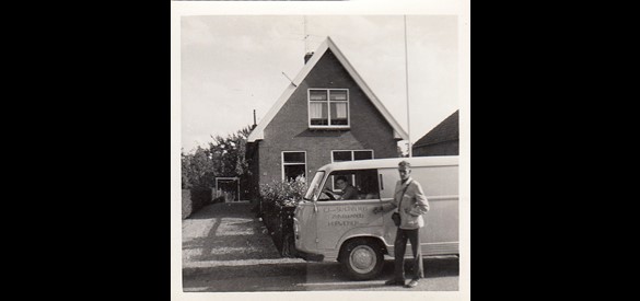 Cees en Rien Schutterhoef met de bus van hun zuivelhandel