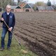 Henk Berenschot bij de boerderij © 