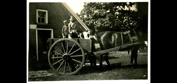 Ben, Christien en Wim (Vlnr) Smalbraak bij het Gussinklo rond 1931