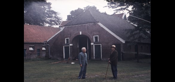 Gussinklo achterzijde met bewoneer Wim Smalbraak (rechts net hoed), ongeveer jaren '70