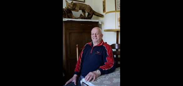 Portret van Henk van Eerden met jachttrofee