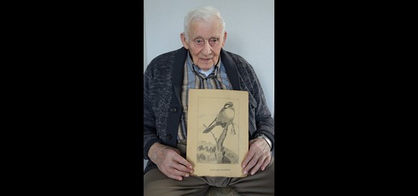 Portret van Jan Krosenbrink met een van zijn tekeningen.