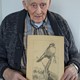 Portret van Jan Krosenbrink met een van zijn tekeningen. © Peter Eekelder