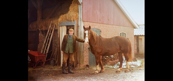 Jan Krosenbrink werkzaam op de boerderij.