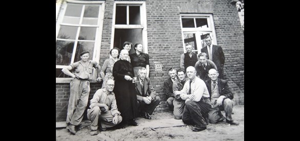 Eerstesteenlegging in 1956, in de deuropening zien we Willemien, moeder en oma – met troffel – naast de scholtinne en haar man Abraham Esselink.