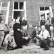 Eerstesteenlegging in 1956, in de deuropening zien we Willemien, moeder en oma – met troffel – naast de scholtinne en haar man Abraham Esselink. © Frank ten Dolle