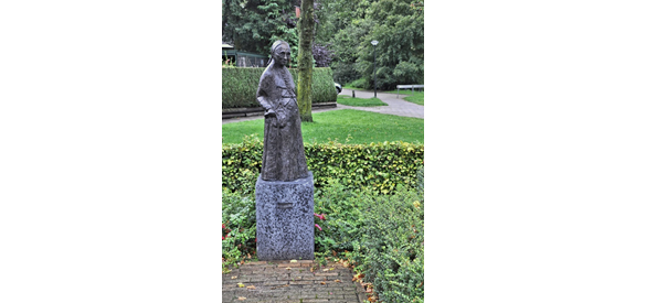 Beeldje van Freule Hartsen op het Freule Hartsenplein in Beekbergen, vervaardigd door Elly Corstjens.