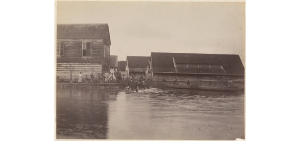 Immigrantendepot (koeliedepot) gezien vanaf de Surinamerivier (Foto Julius Muller 1882-1902).