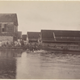 Immigrantendepot (koeliedepot) gezien vanaf de Surinamerivier (Foto Julius Muller 1882-1902). ©