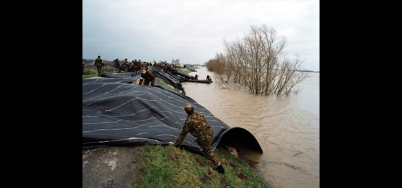 Aanbrengen van verstevigend doek op de dijk van Ochten tijdens het hoogwater op 1 februari 1995.