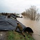 Aanbrengen van verstevigend doek op de dijk van Ochten tijdens het hoogwater op 1 februari 1995. © Beeldbank Rijkswaterstaat, Henri Cormont, invent. nr. 10701-004