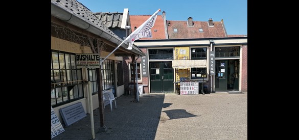 Buiten bij het Openbaar Vervoer & Speelgoed Museum.