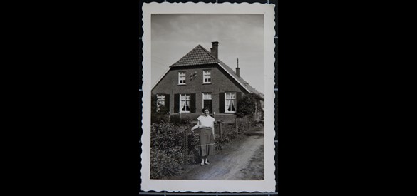 Mevr. Brusse-Til voor haar oude huis.