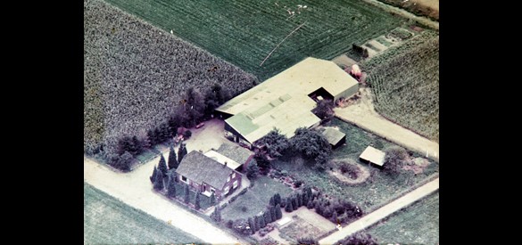 Luchtfoto van de boerderij aan de Vloedweg.