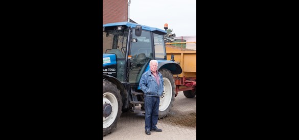 Dhr. Eelderink bij zijn tractor