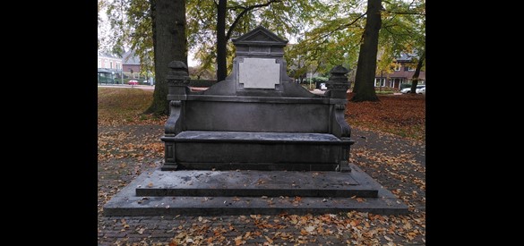 Bank in het Oranjepark ter gelegenheid van het vertrek van H.C. van den Houven van Oordt uit Apeldoorn in 1892.