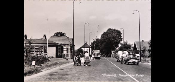 Grensovergang Kotten ca. 1955, boekhandel J. Baarschers en boekhandel Holders.