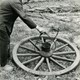 Een radmaker uit Kotten, 1946. © Hans van Beelen, Nederlands Openluchtmuseum, publiek domein.