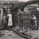 Een boerderij uit Staphorst wordt in de zomer van 1950 afgebroken en overgebracht naar het Nederlands Openluchtmuseum, Hans van Beelen, 26-06-1950. © Nederlands Openluchtmuseum, publiek domein.