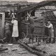 Een boerderij uit Staphorst wordt in de zomer van 1950 afgebroken en overgebracht naar het Nederlands Openluchtmuseum, Hans van Beelen, 26-06-1950. © Nederlands Openluchtmuseum, publiek domein.