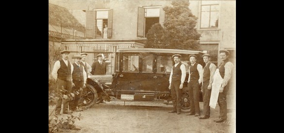 Het personeel van Donderwinkel met een eerste autobus.