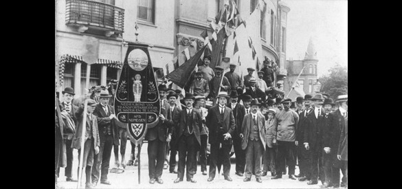 Nederlandse bond van transportarbeiders met hun vaandel, ca. 1925.