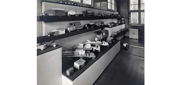 Foto van ADO speelgoed in Bilthoven, ca 1938, Fotostudio Nico Zomer.