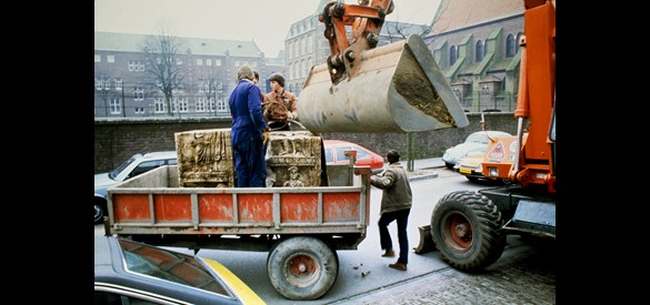 Transport van de Godenpijler, Museum Kamstraat, 1980.