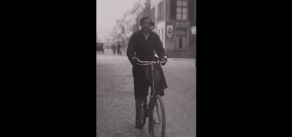 Koerierster Gerda der Steeg op de Koepoortstraat. Zij onderhield mede de verbinding tussen de LO-Achterhoek en Amsterdam.