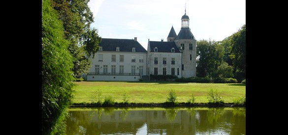 Zicht op gedeelte kasteel Wisch met vierkante toren overkapt door een tentdak, 03-09-2003.