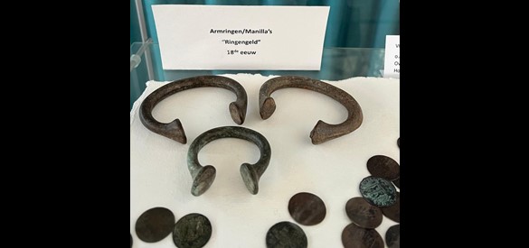 Drie bronzen manilla's afkomstig uit Birmingham in Fabrieksmuseum De Schillerij op Landgoed Klarenbeek.
