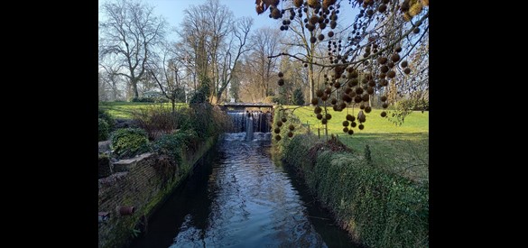 Ooit stond hier de kopermolen van T.J. Pluijm. In de beek waren negen grote overslagraderen aangebracht. Het verval is nog zichtbaar, evenals de kademuren.