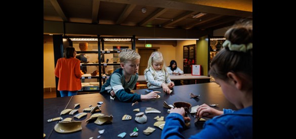 Kinderen kunnen tijdens de Archeologiedagen op kasteel Ammersoyen onder meer puzzelen in het Schervenlab met de eeuwenoude scherven uit de gracht.