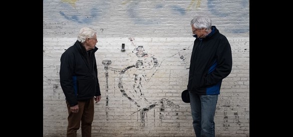Gerard Walraven (l) en Frits Feunekes (r) bij een tekening uit de Tweede Wereldoorlog.