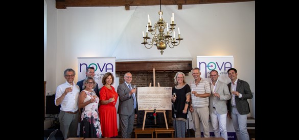 Bestuur van het Noord-Veluws Archief proost op de ondertekende oorkonde voor de oprichting van de nieuwe archiefdienst op 1 Juli 2025.