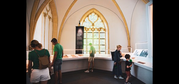 Bezoekers struinen door de tentoonstellingsruimte.