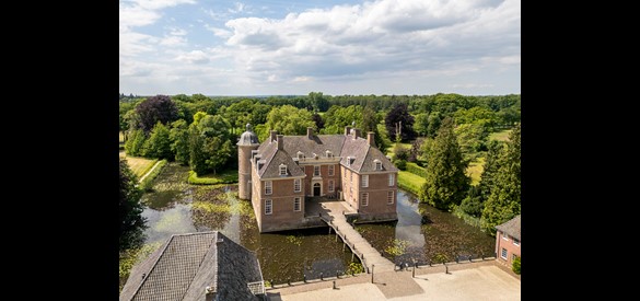 Kasteel Slangenburg vanuit de lucht gezien.