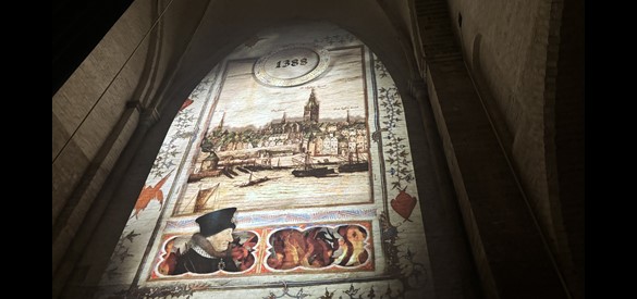 Impressiefoto van de Gebroeders Van Lymborch Experience in het 15 meter hoge portaal van de Stevenstoren.
