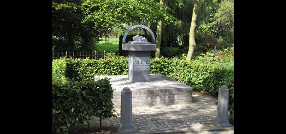 Nijbroek, monument ter nagedachtenis aan de MKZ-crisis in 2001. Maker: Hans van Coevorden; onthuld in oktober 2002.