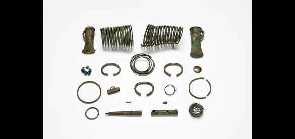 Een selectie van de stokoude bronzen sieraden.