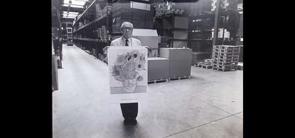 Engel Verkerke in het magazijn met een Van Gogh poster.