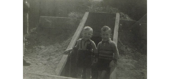 Henk en Rudy voor de ingang van de kelder, Marialaan 9, Nijmegen.