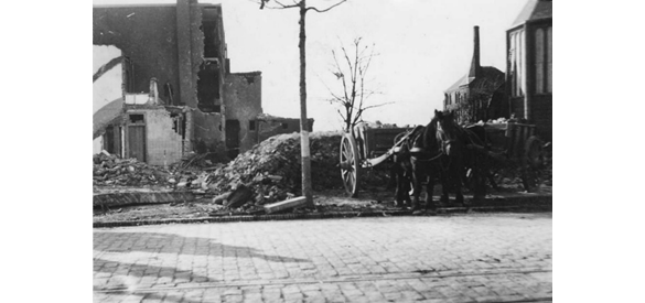Op de hoek Marialaan en Krayenhofflaan met op de achtergrond de Heilig-Hartkerk.